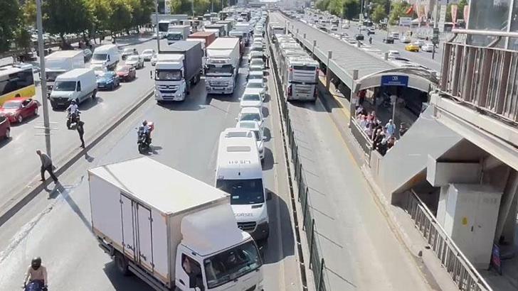 Beylikdüzü'nde TIR'ın köprünün ayağına çarpması sonucu D-100 Karayolu ulaşıma kapatıldı