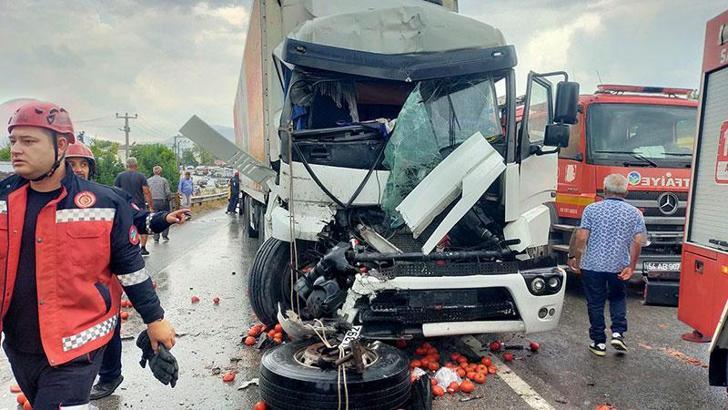 Sakarya’da 4 araç birbirine girdi; aynı aileden 3 kişi yaralandı