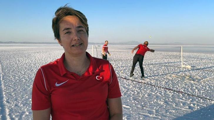 Milli sporcu Halime Yıldız, "Dünya Badminton Günü"nde Tuz Gölü'nde badminton oynadı