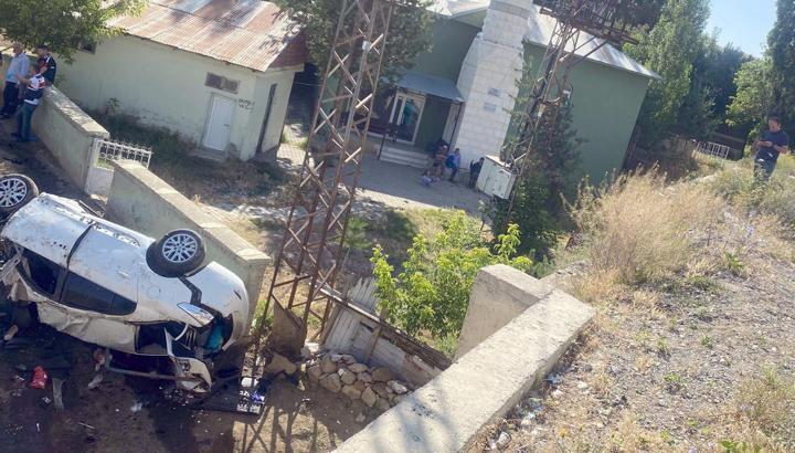 Erzurum'da otomobil 5 metreden düştü: 3 ölü, 4 yaralı