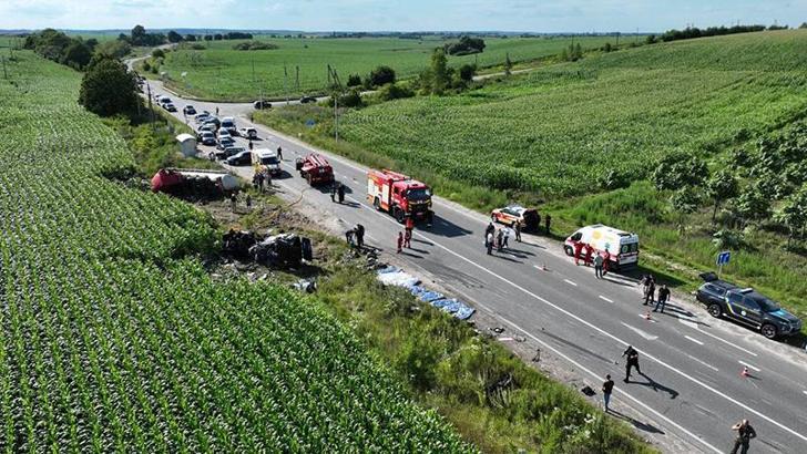 Ukrayna’da kamyon ve minibüs çarpıştı: 14 ölü