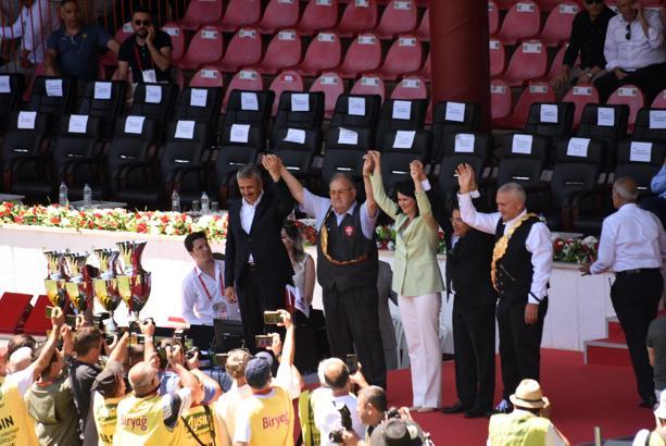 Kırkpınar'ın 60 yıllık başcazgırı Şükrü Kayabaş 'altın kemer' ile veda etti