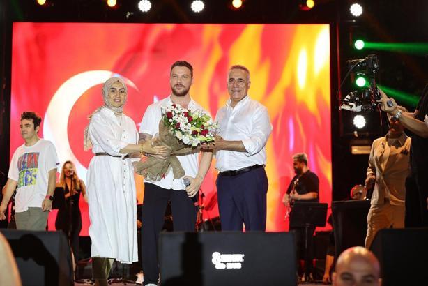 Sinan Akçıl Sultangazi'de konser verdi