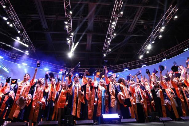 İEÜ'de cüppeler giyildi, kepler atıldı