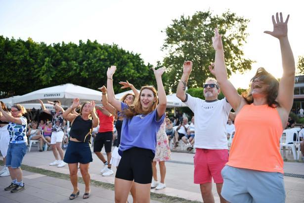 Konyaaltı'nda sokakta dans var