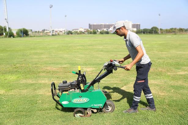 Antalya'nın yeşil alanlarına rulo çim desteği