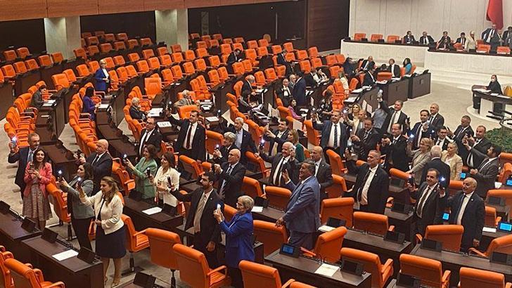 CHP Grubu, asgari ücret ve emeklilere zam talebiyle cep telefonlarının ışığını açıp kapattı