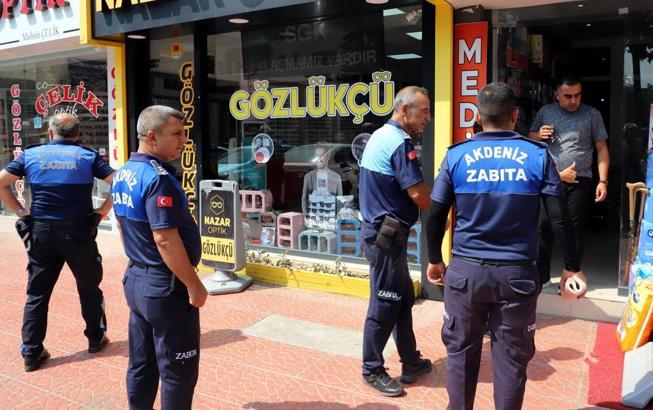 Akdeniz zabıta ekiplerinden kaldırım işgali denetimi