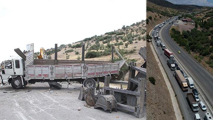 Manisa'da kamyon devrildi; 12 kilometrelik araç kuyruğu dronla görüntülendi