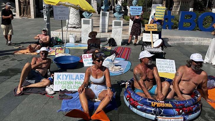 Bodrum'da kıyı işgaline karşı Belediye Meydanı'nda şezlonglu, havlulu ve havuzlu eylem