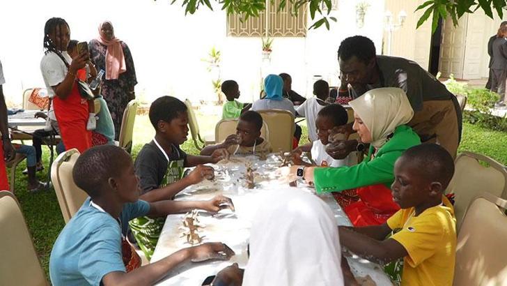 Bakan Göktaş Senegalli yetim çocuklarla kilden baobab ağacı heykeli yaptı