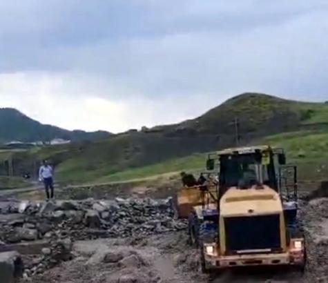 Ağrı’da selde mahsur kalan köylüler iş makinesinin kepçesiyle kurtarıldı