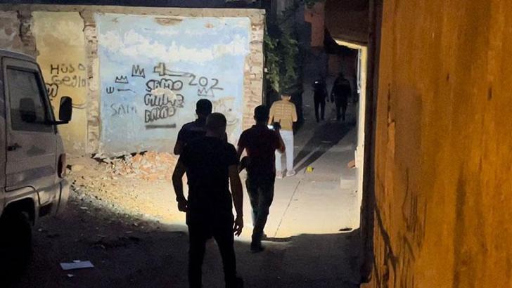 Diyarbakır'da silahlı kavgada 1'i yoldan geçen 2 kişi yaralandı; sağlıkçılar arada kaldı