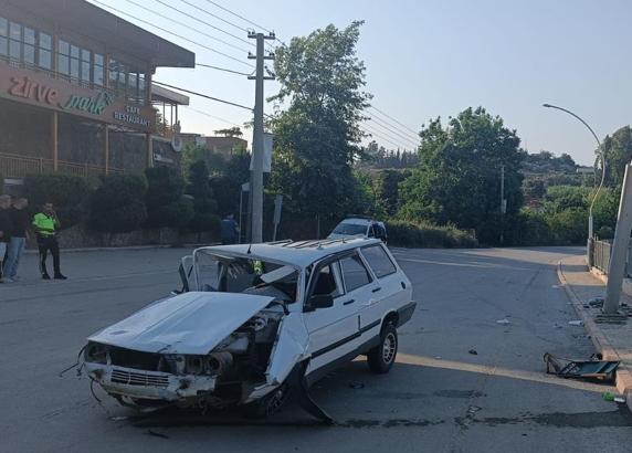Tarsus'ta otomobil, aydınlatma direğine çarptı: 2 yaralı