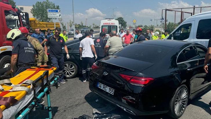 Tuzla'da kavşağa giren otomobil kaza yaptı: 2'si çocuk 3 yaralı