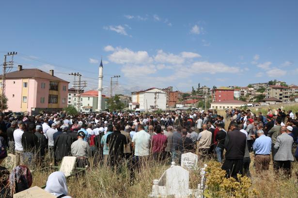 Silahlı saldırıda ölen Yüksekova TSO Meclis Başkanı toprağa verildi
