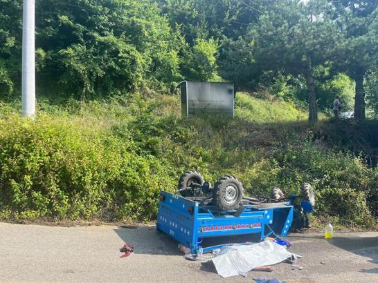 Tarım aracı devrildi: 1 ölü, 3 yaralı