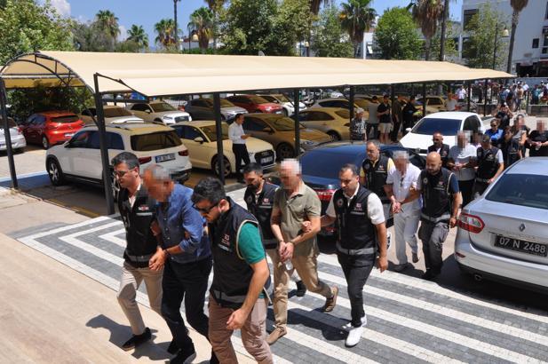 Antalya'da tapu müdürlüğü operasyonunda gözaltına alınan 7 şüpheli adliyede