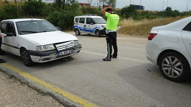 Ekip otosuna çarpınca yakalanan şüphelilerin camdan attıkları paketlerden uyuşturucu çıktı
