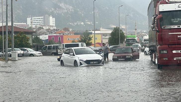 Kütahya’da sağanak, hayatı olumsuz etkiledi