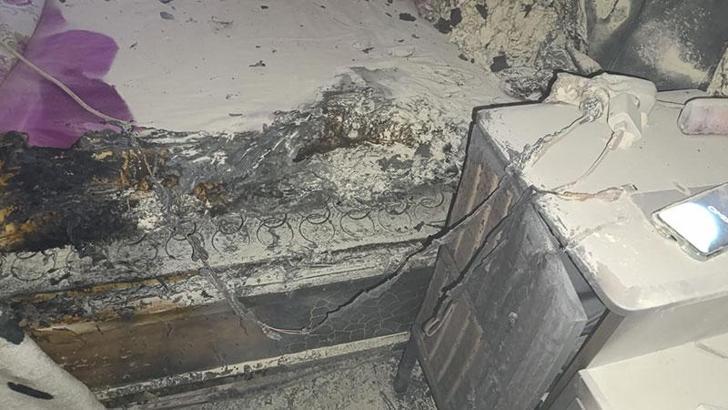 Prizde takılı şarj aleti evi yaktı