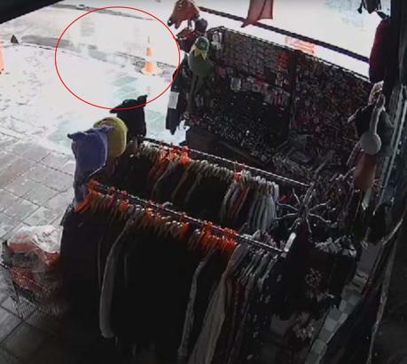 İzmir'de sağanak sırasında sokakta 2 kişinin elektrik akımına kapıldığı alanda inceleme (6)