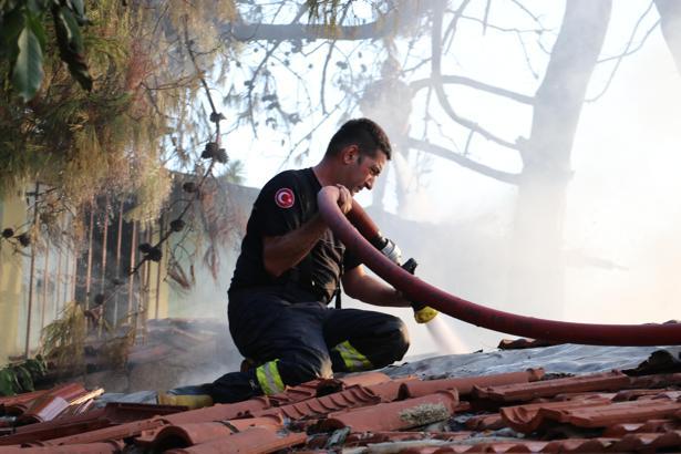 Antalya'da gecekondu yandı; kundaklama iddiası