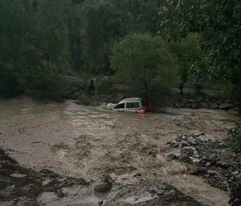 Erzurum'da heyelan hafif ticari aracı Tortum Çayı'na sürükledi; 3 kişi kurtuldu, anne öldü, çocuğu kayboldu