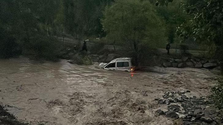 Erzurum'da heyelan hafif ticari aracı Tortum Çayı'na sürükledi; 3 kişi kurtuldu, anne öldü, çocuğu kayboldu