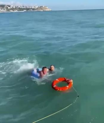 İstanbul - Arnavutköy'de boğulmaktan kurtarmak isterken kendisi de mahsur kaldı; o anlar kamerada