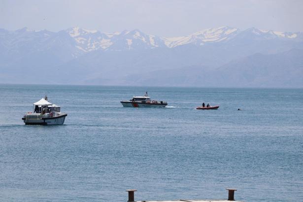 Van Gölü'nde kaybolan 3 arkadaştan 2'sinin cansız bedenine ulaşıldı