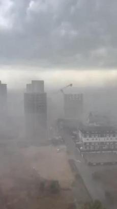 Adana'da sağanak ve fırtına; kule vinç ile ağaçlar devrildi, çatılar ve reklam panoları uçtu