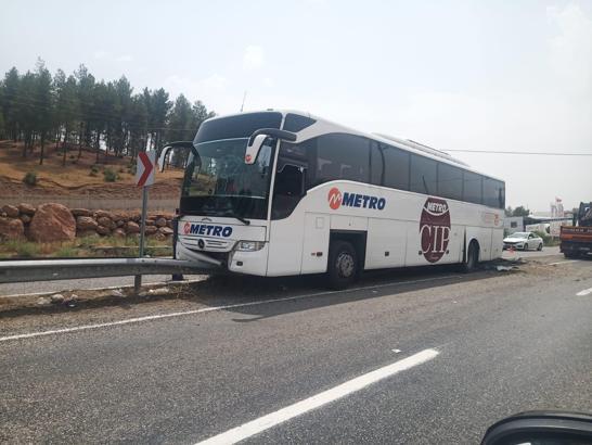 Siirt'te yolcu otobüsü, bariyerlere çarptı