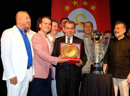 Dursun Özbek ve şampiyonluk kupası Antalya'da