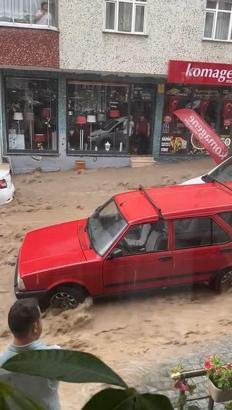 Giresun'da sağanak sele döndü;  işyerlerini su bastı araçlar zarar gördü