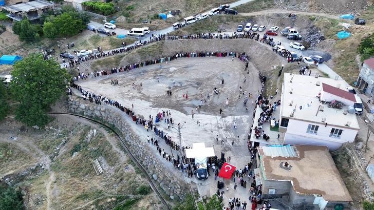 Aşiret düğününde 2 milyon liralık takı ve altın takıldı, metrelerce uzanan halay zinciri dronla görüntülendi