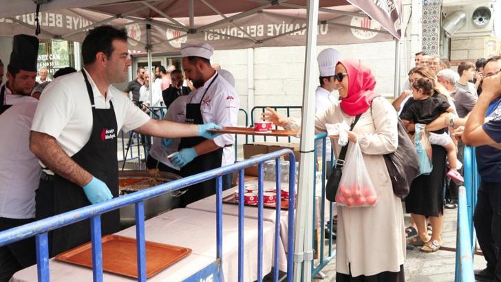 Ümraniye’de vatandaşlara aşure ikram edildi