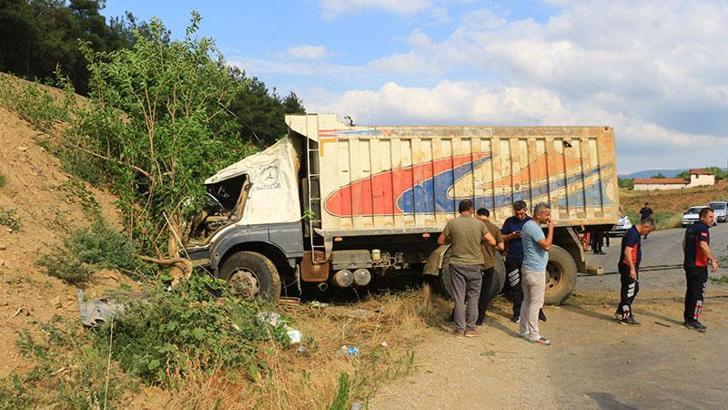 Freni boşalan kamyon yol kenarındaki ağaçlara çarparak durabildi: 2 yaralı