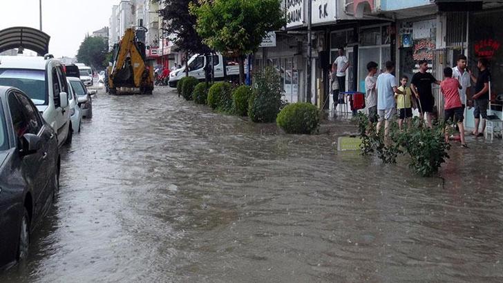 Yozgat’ta şiddetli yağmur caddeleri göle çevirdi
