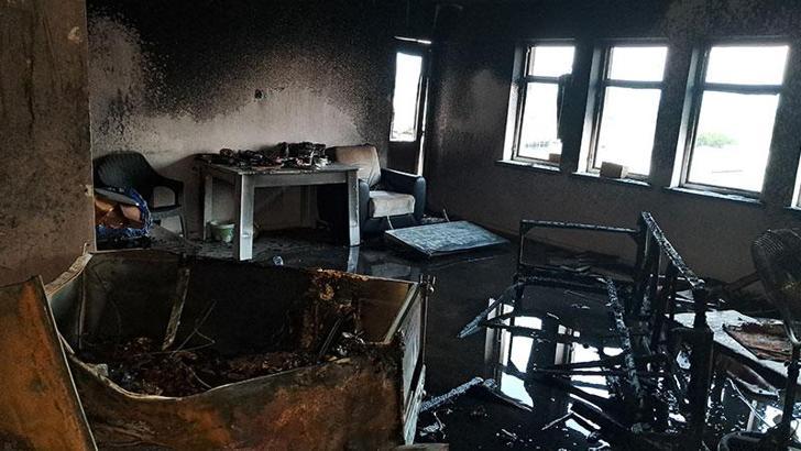 Evini yaktı balkona çıkıp, jiletle kendisine zarar verdi