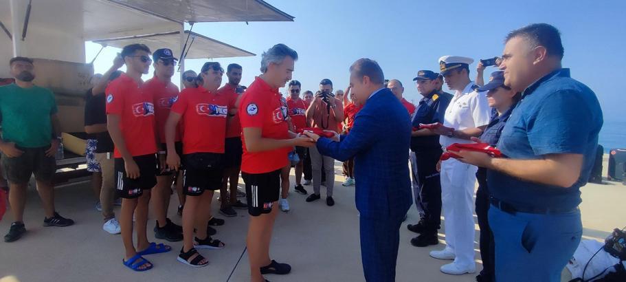 Eski Bakan Tüzmen ile sporcular, Kıbrıs'a yüzerek Türk bayrağı götürecek