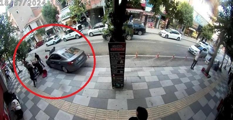 Otomobil, kaldırımdaki yayaların arasına daldı; o anlar kamerada