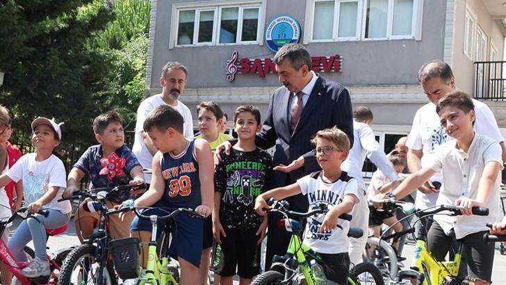 Bakan Tekin yaz okulu öğrencileriyle biraraya geldi