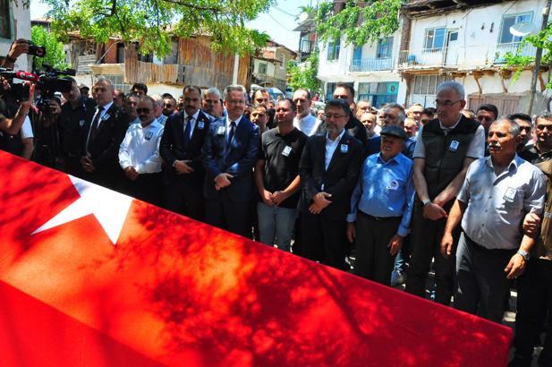 Yangına müdahaleye giderken aracı devrilen orman işletme müdürü toprağa verildi