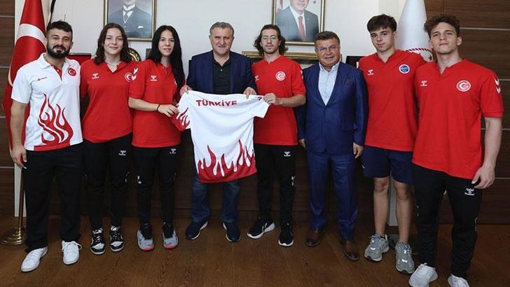 Bakan Bak, şampiyon yüzücüleri kabul ederek tebrik etti