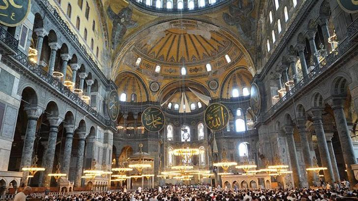 Vakıflar Genel Müdürlüğü Ayasofya Camisi'nde aşure dağıttı