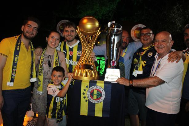 Kuşadası'nda Fenerbahçe kutlaması