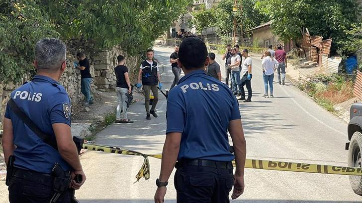 Evine misafir olan babasını öldürüp, kardeşini ağır yaraladı