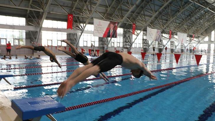 Yüzmeyi öğretip şampiyon yaptıkları öğrenciler, milli takım seçmelerine hazırlanıyor