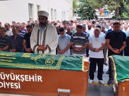 Çırak olarak çalıştığı inşaatın 6'ncı katından düşüp ölen Eren, toprağa verildi